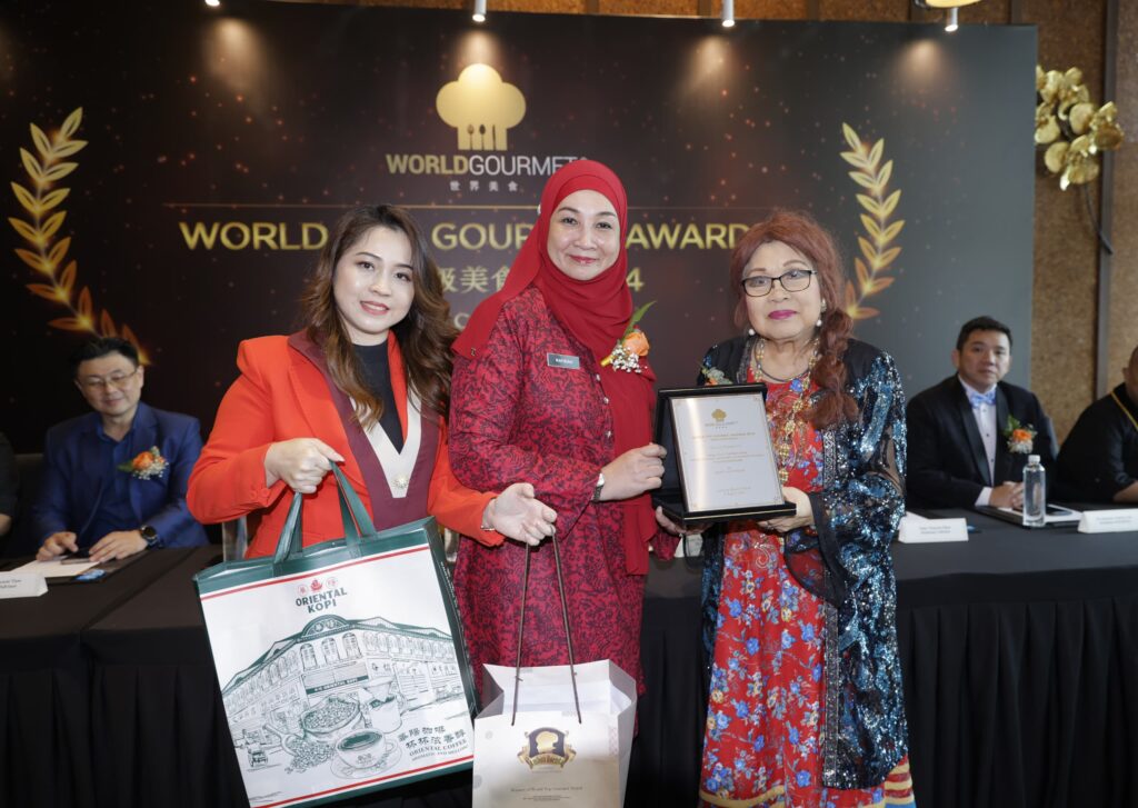 Dr. Peggy Chong President of World GourmetLeft and Lady Puan Sri Datin Seri Dr Susan Cheah Patron of World Gourmet Right give a token appreciation to YBhg. Datin Rafidah Idris