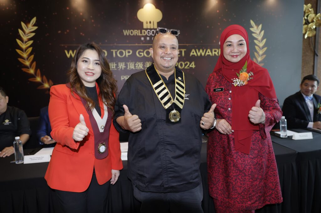 Dr. Peggy ChongLeft and YBhg. Datin Rafidah Idris right have a group photo with Chef Bob Adnin Ambassador 2024