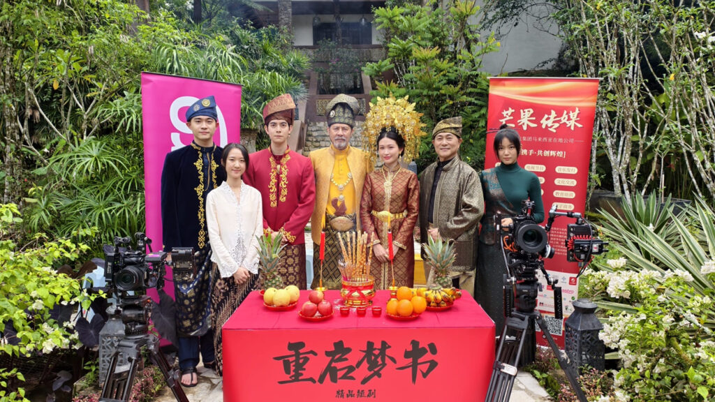 精品短剧《重启梦书》开镜 黄若熙自称“渣女” 周旋三男笑称“现代人不做选择” 14 Group photo 1 1 1