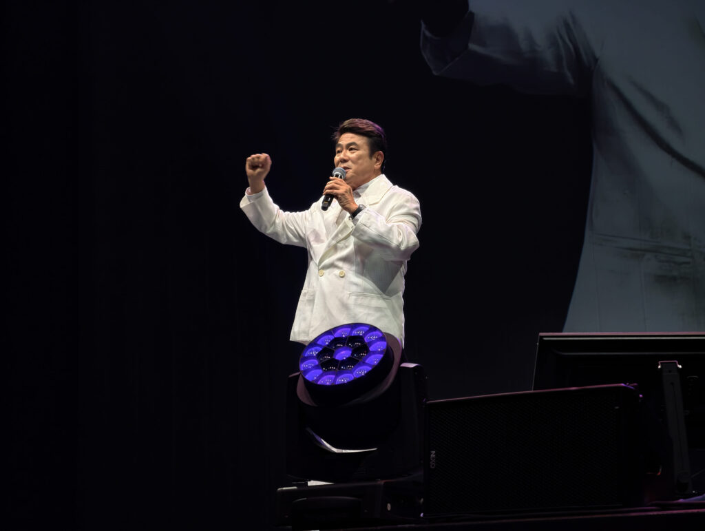 梁志强脱口秀唱足9首经典歌曲掀回忆杀 携卢卡斯爆笑开战大谈新马文化 7 IMG 20260726 153816