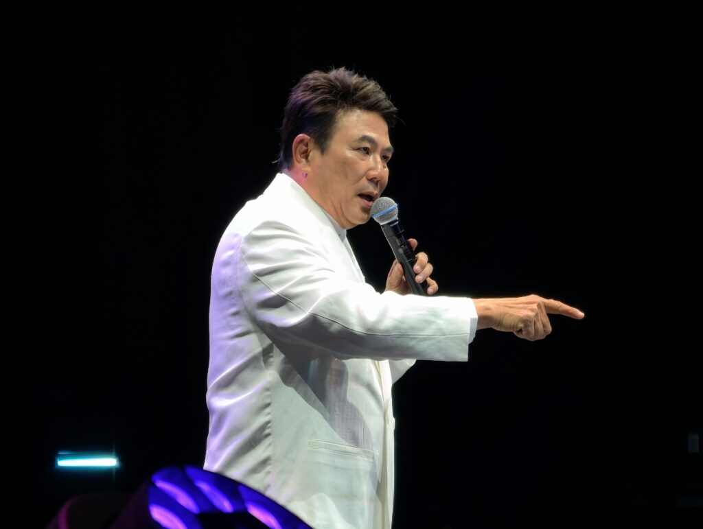 梁志强脱口秀唱足9首经典歌曲掀回忆杀 携卢卡斯爆笑开战大谈新马文化 1 IMG 20260726 155425