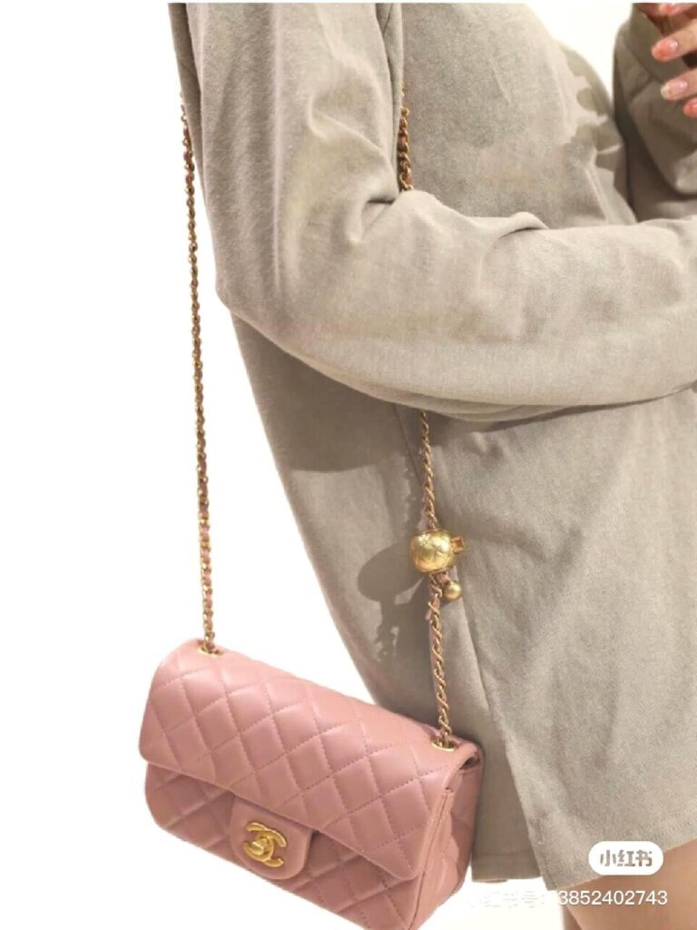 每个女孩的梦中情包 Chanel金球大mini斜挎包 上身效果尽显优雅迷人！