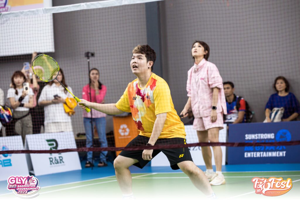 Kevin Ong（3P成员）与冠军选手切磋 Kevin Ong Member of 3P play badminton with champion players