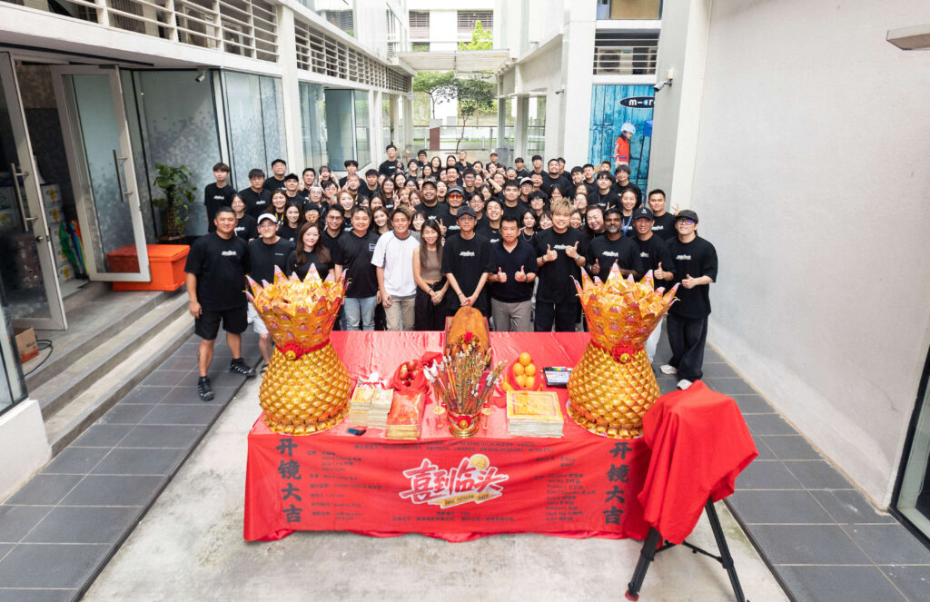 低清2027贺岁喜剧《喜到临头》开机 大Hee、丧Bill领衔主演 李国煌三度力挺:“值得!” 2 LMD Start3 1