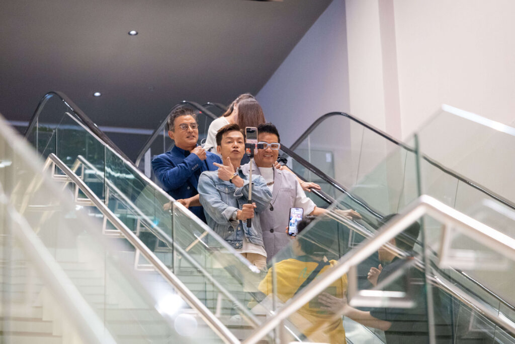 OGS 天团手拿直播神器带著线上观众云走红毯 1