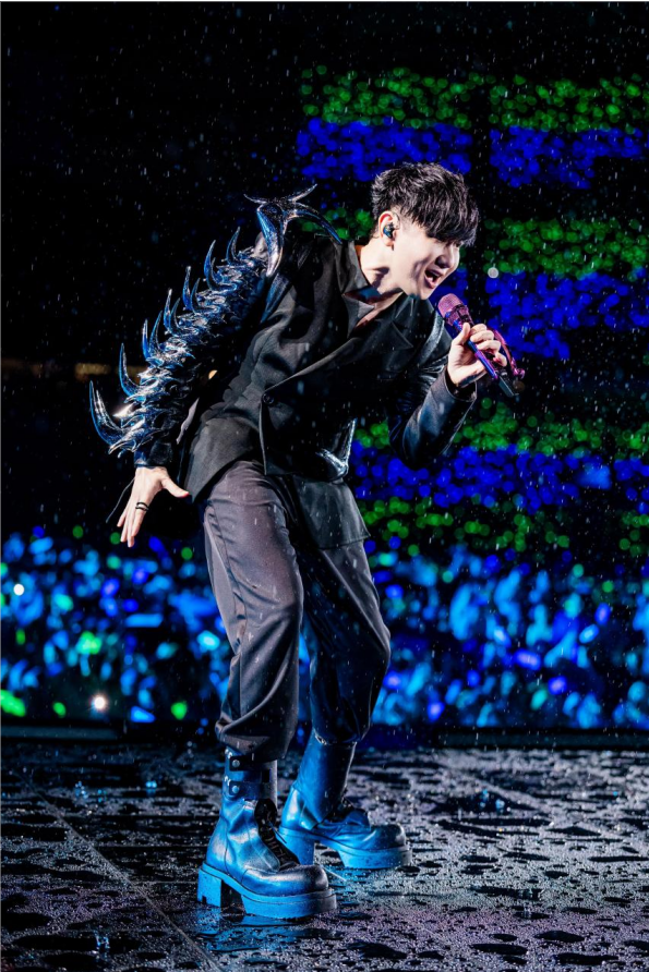 林俊杰演唱会吉隆坡站圆满落幕!雨中热唱喊话「我陪你们!」 林宇中「带来大雨」下跪认错「我对不起你!」 7 Screenshot 2025 05 13 182039