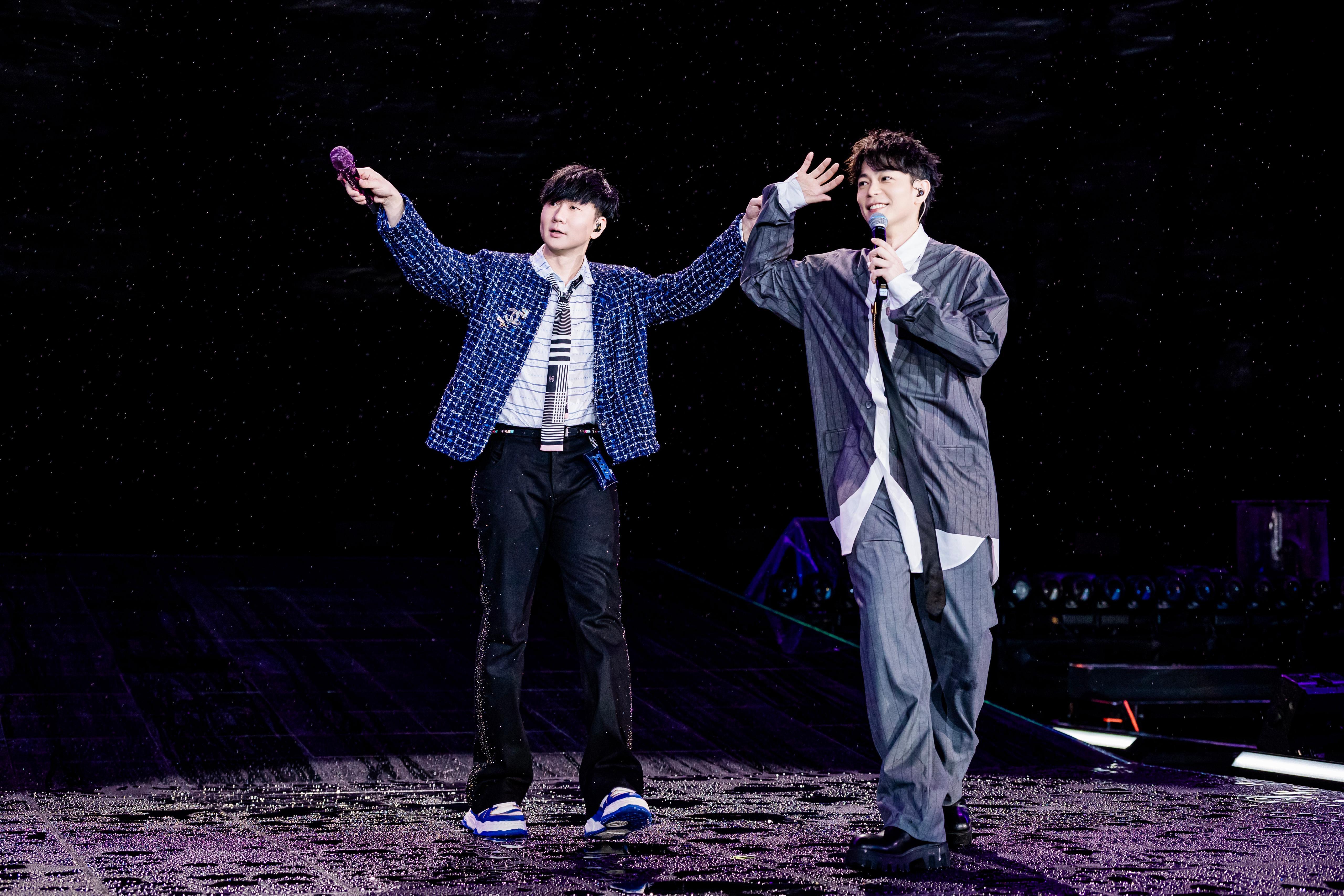 林俊杰演唱会吉隆坡站圆满落幕!雨中热唱喊话「我陪你们!」 林宇中「带来大雨」下跪认错「我对不起你!」 4 WhatsApp Image 2025 05 11 at 14.28.18 3