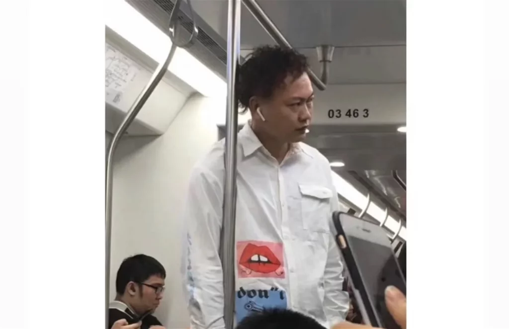 网友偶遇陈奕迅在深圳搭地铁 究竟是本人还是撞脸而已？！