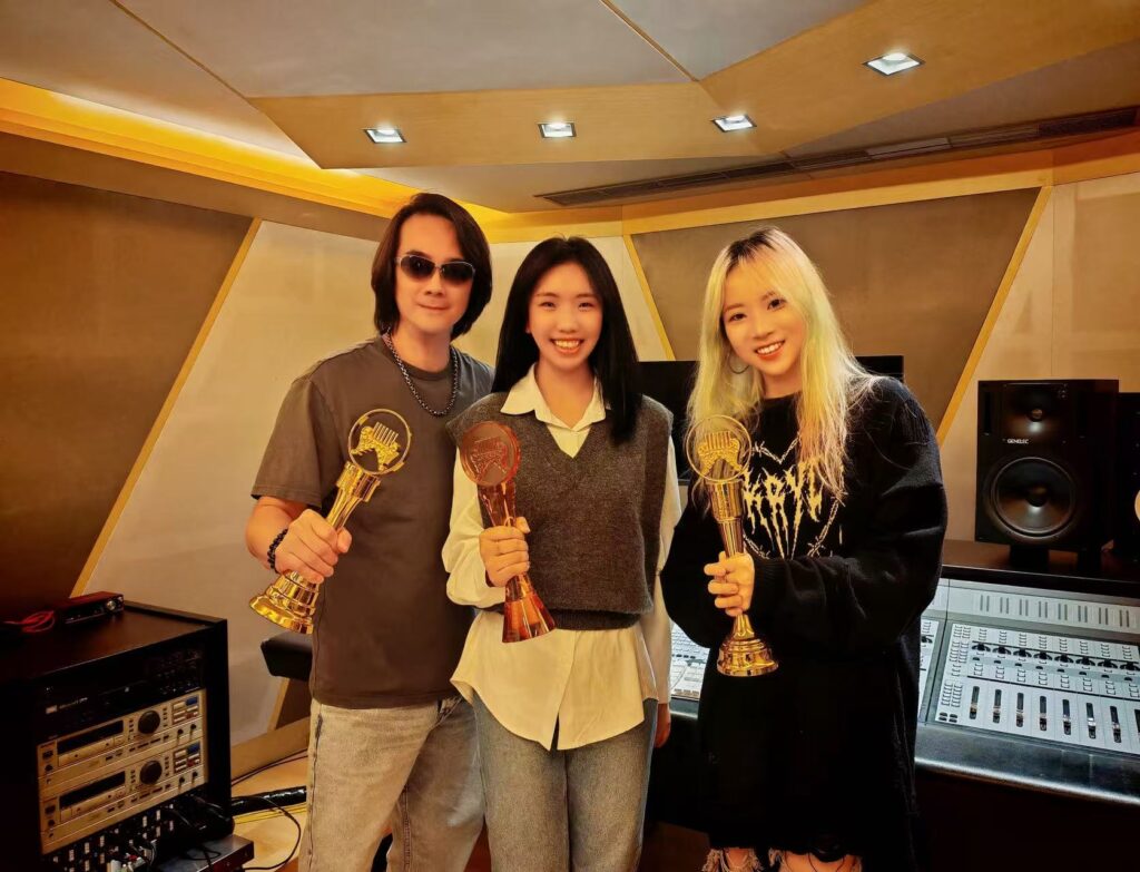 劉恩君中與陳建寧左及其愛徒「武渡羽」小羽 右合作新歌〈和光同塵〉