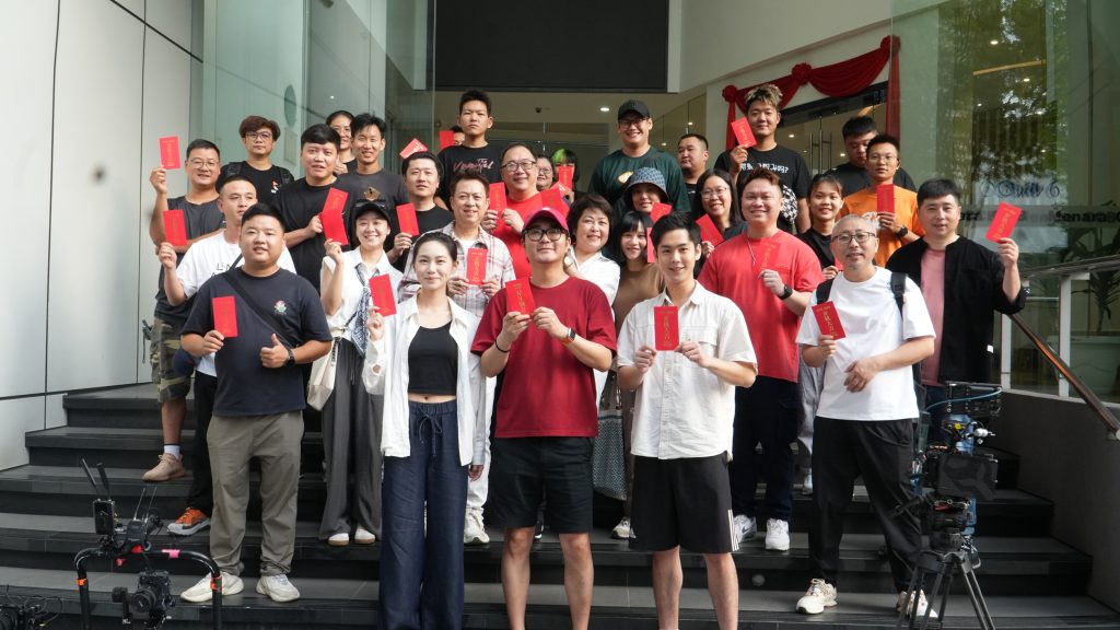 芒果传媒携手Astro打造精品短剧 中国演员于非凡、陈思羽主演《珠宝女王》开机 1 大合照 1
