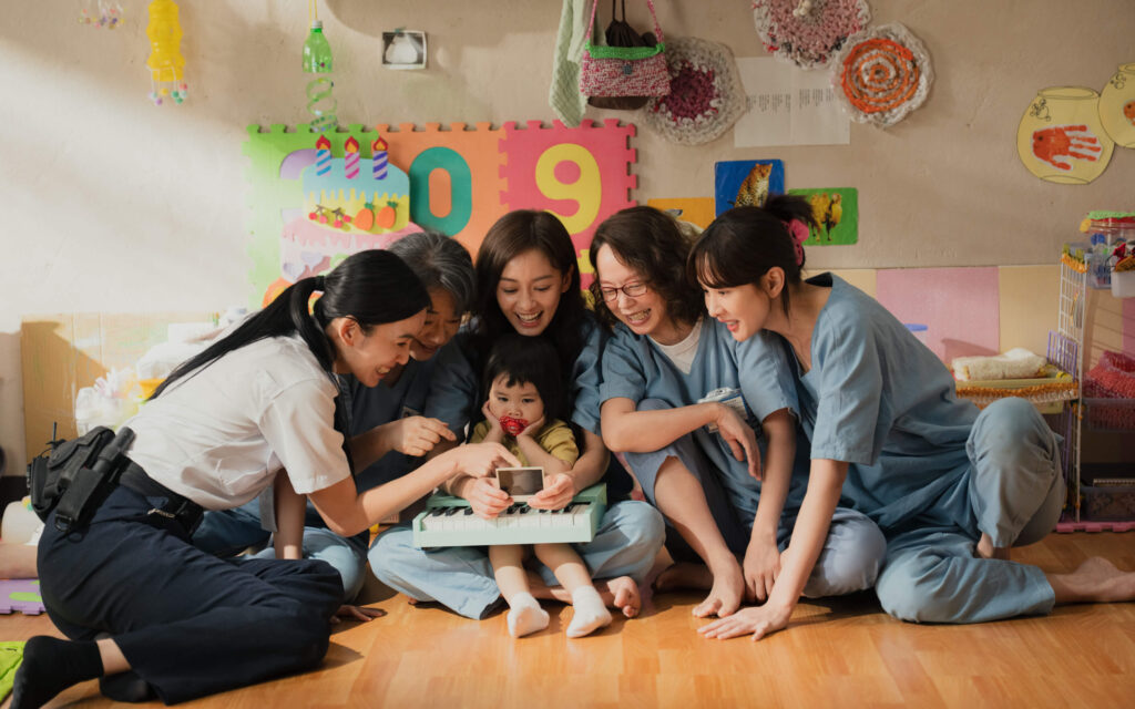 《阳光女子合唱团》1月15日全马上映 导演林孝谦认定女主陈意涵无可取代:“没有人可以演得比她好” 7 小孩的戲份在《陽光女子合唱團》有舉足輕重的地位