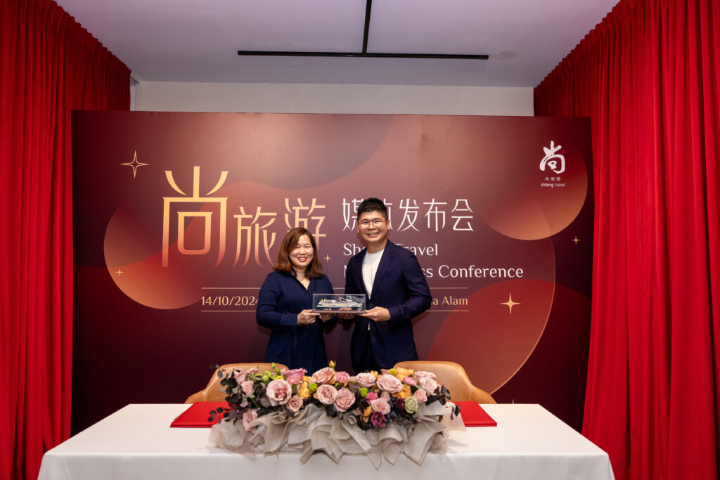 尚旅游公布和Royal Caribbean合作：左到右）Valerie Tan 陈美珊 Royal Caribbean‘s Manager Vin Ng 黄垠威 Shang Travel Managing Director