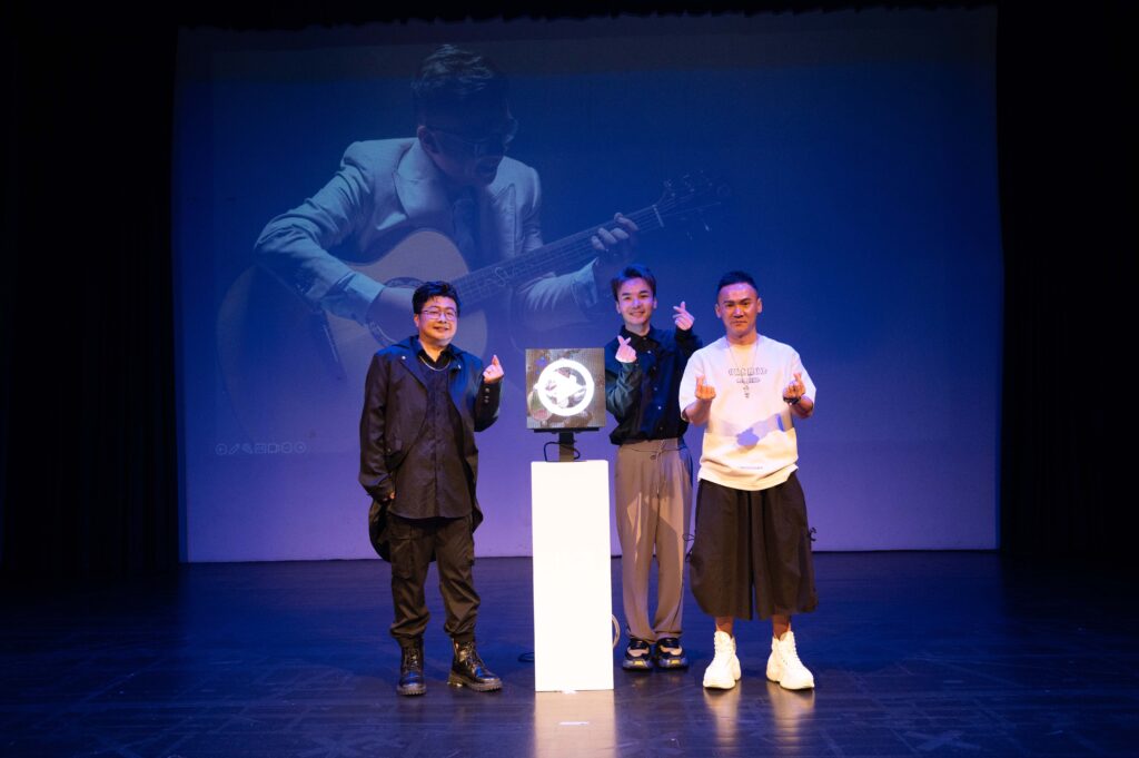 左起：颜生建博士、黄凡朔老师和汤小康一同参与了启动首播《我要谢谢》MV的仪式 2