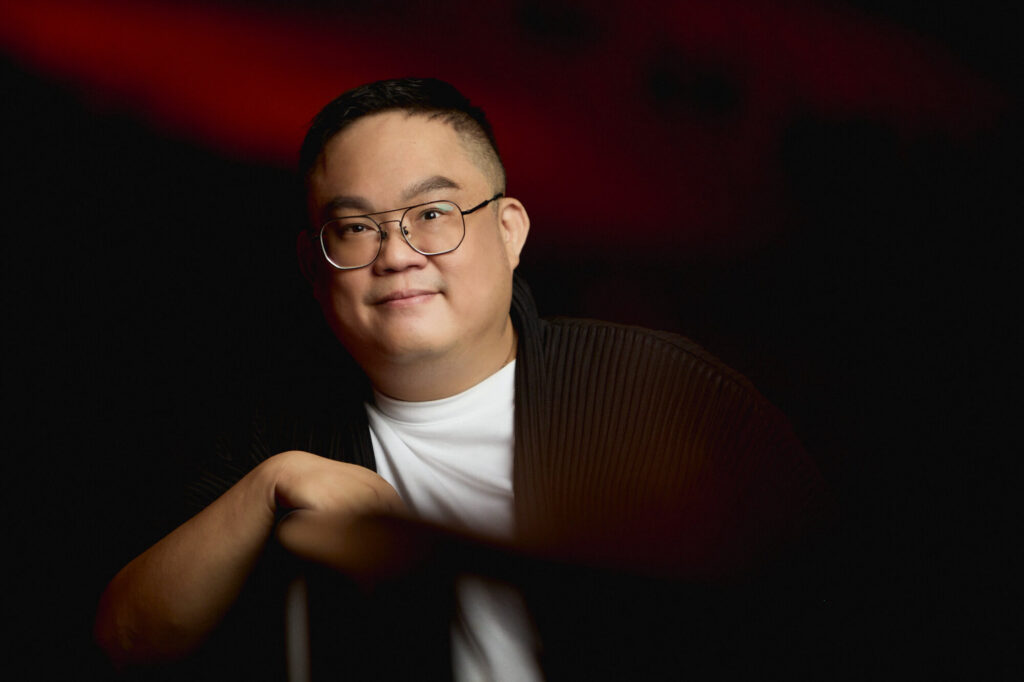 《阳光女子合唱团》1月15日全马上映 导演林孝谦认定女主陈意涵无可取代:“没有人可以演得比她好” 2 林孝謙導演照2025