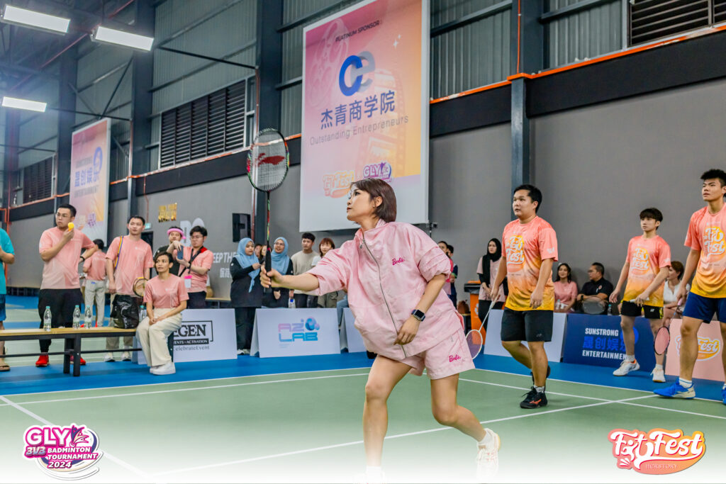 赖淞凤与冠军选手切磋 Nicole play badminton with champion players