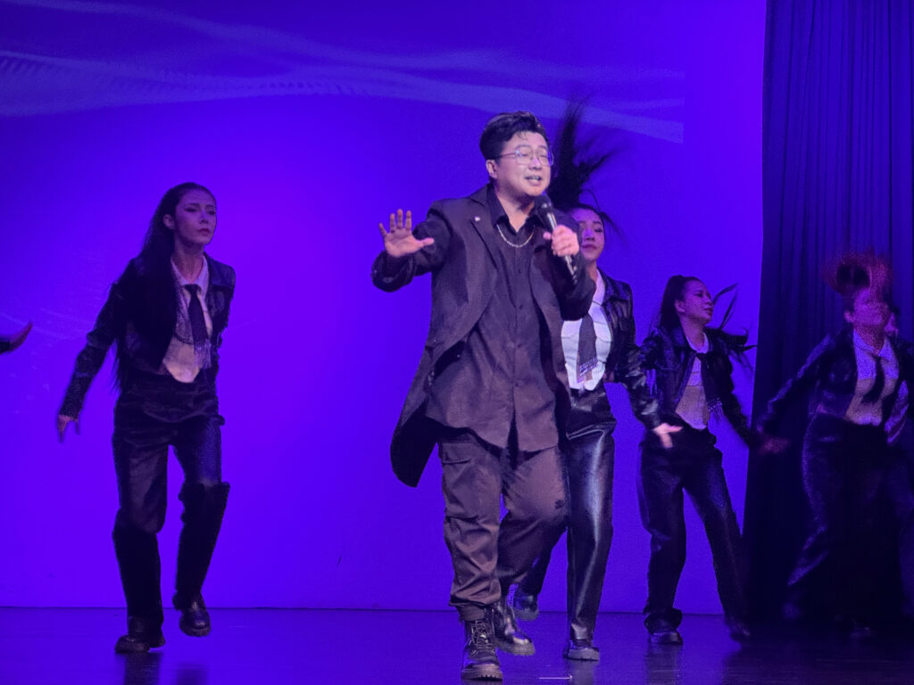 颜生建博士以全新造型登场，首次以唱跳方式表演《我要谢谢》
